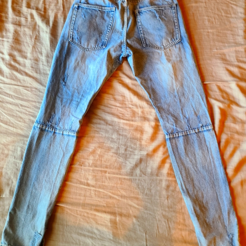 1 pair of blue denim skinny jeans